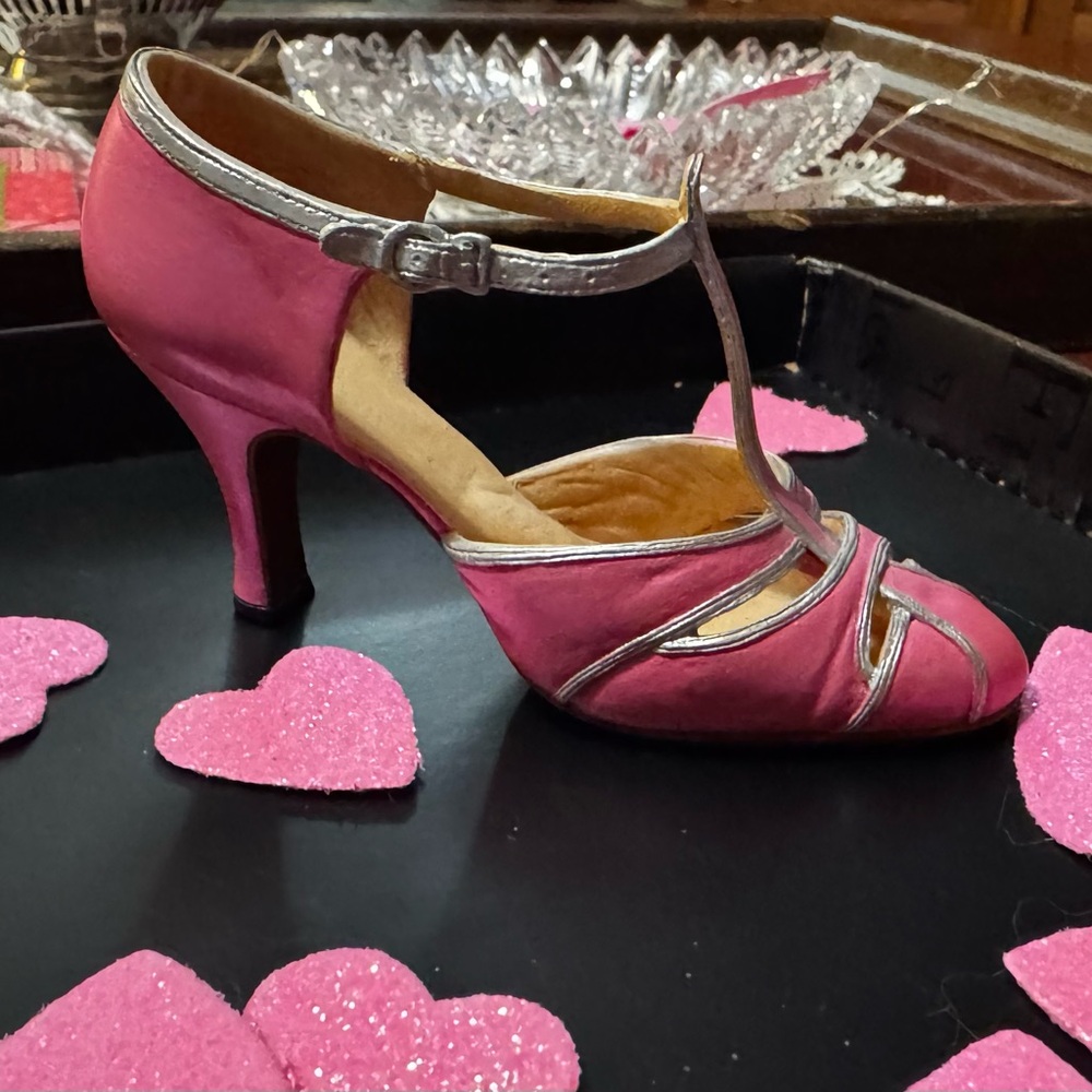 VINTAGE 1999 COLLECTABLE ADORABLE SHOE JUST THE RIGHT SHOE BY RAINE WILLETT
